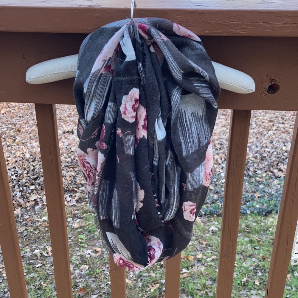 Simply Vera Wang infinity scarf